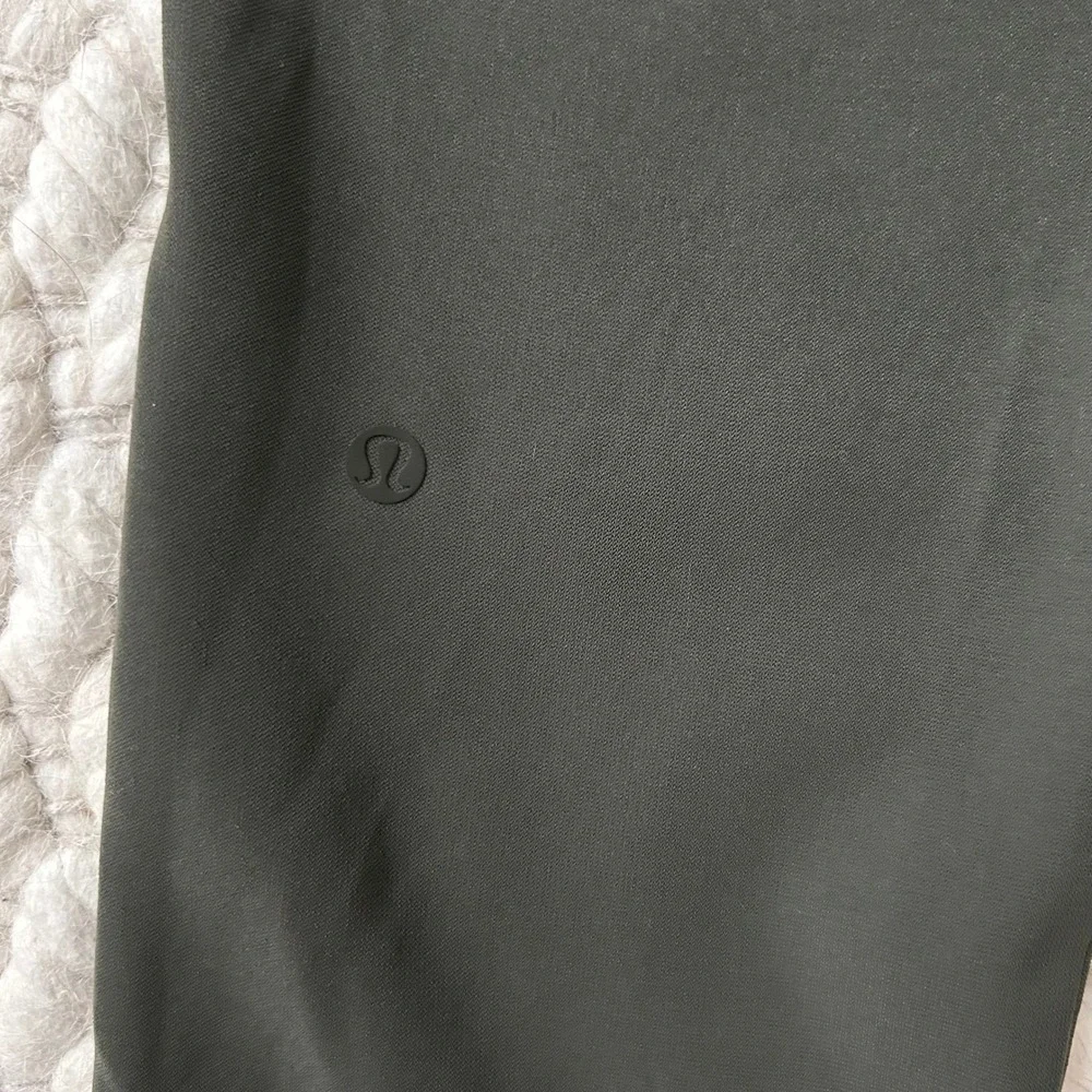 Lululemon On the Fly Pant Woven Dark Olive Green W5BM4S Size 4